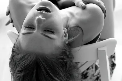 Ea se preface că are orgasm.