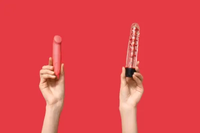 Dildo sau vibrator? Diferențe, utilizări și cum să alegi cel mai bun produs pentru tine