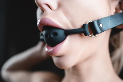 Călușuri și benzi – ghid despre gadgeturi care restricționează simțurile