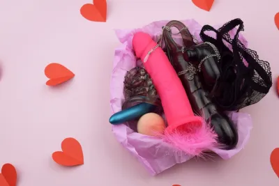 Cum să introduci partenerul/partenera în lumea jucăriilor erotice, astfel încât să nu se simtă stânjenit(ă)?