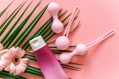 Bile cu greutăți și bile vibrante – suport în antrenamentul mușchilor pelvisului pentru femei